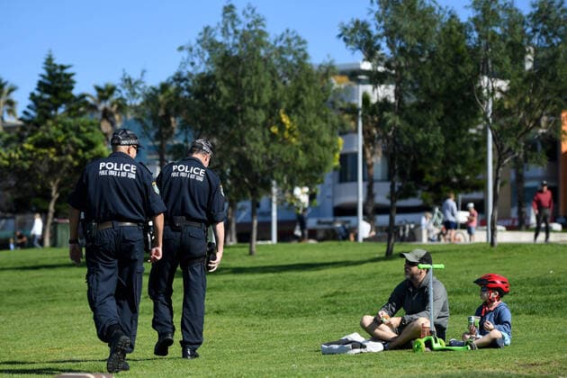 AUSTRALIA CORONAVIRUS COVID-19, NSW Police ask people to move on while patrolling during the Easter Long Weekend at Bondi Beach in Sydney, Sunday, April 12, 2020. ( NO ARCHIVING, EDITORIAL USE ONLY, NO USE IN BOOKS WITHOUT CONSENT SYDNEY NSW AUSTRALIA  Copyright: xJOELxCARRETTx 20200412001463129369