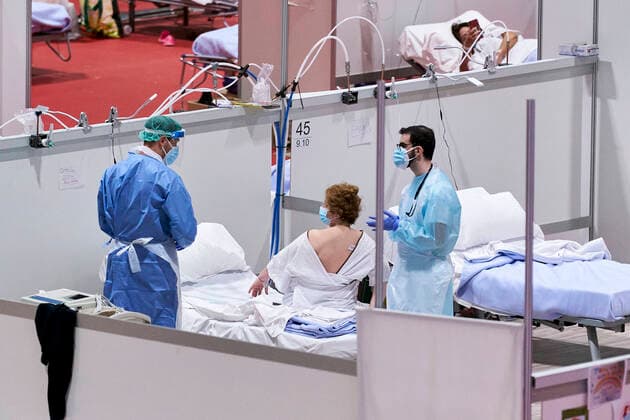 News Bilder des Tages Coronavirus in Spanien, Eindrücke aus dem Notkrankenhaus auf dem Messegelände IFEMA in Madrid April 11, 2020, Madrid, Spain: Healthcare workers with patients at the field hospital installed at IFEMA during the fight against corona virus outbreak..After 30 days of lock down, there are more than 160,000 infected people and more than 16,300 deaths due to Covid-19. Madrid Spain - ZUMAs197 20200411_zaa_s197_145 Copyright: xLeganxP.xMacex