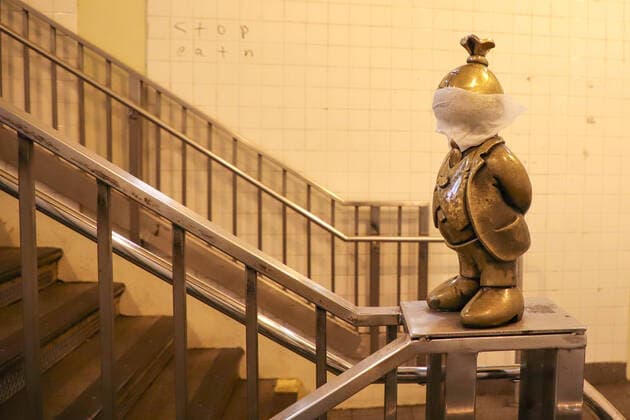 April 11, 2020, New York, New York, United States: Sculpture at Union Square subway station is seen wearing a protective mask in Manhattan in New York City in the United States this Thursday, 09. New York City is the epicenter of the Coronavirus pandemic New York United States - ZUMAv122 20200411_zap_v122_161 Copyright: xWilliamxVolcovx