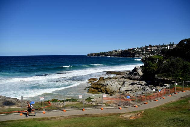 AUSTRALIA CORONAVIRUS COVID-19, A runner seen using the Bondi to Bronte costal walk in Sydney, Sunday, April 12, 2020. ( NO ARCHIVING, EDITORIAL USE ONLY, NO USE IN BOOKS WITHOUT CONSENT SYDNEY NSW AUSTRALIA  Copyright: xJOELxCARRETTx 20200412001463138534