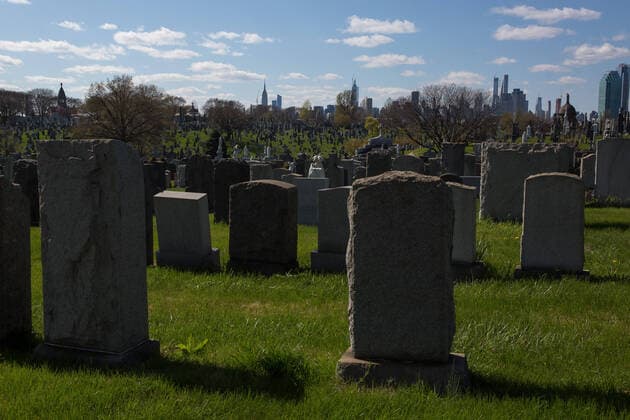 (200411) -- NEW YORK, April 11, 2020 (Xinhua) -- Photo taken on April 11, 2020 shows the Calvary Cemetery, which is closed to visitors due to the coronavirus pandemic, in Queens of New York, the United States. The total number of deaths due to COVID-19 in the United States topped 20,000 Saturday afternoon, according to data compiled by the Center for Systems Science and Engineering (CSSE) at Johns Hopkins University. (Photo by Michael Nagle Xinhua) U.S.-NEW YORK-COVID-19-DEATH TOLL 