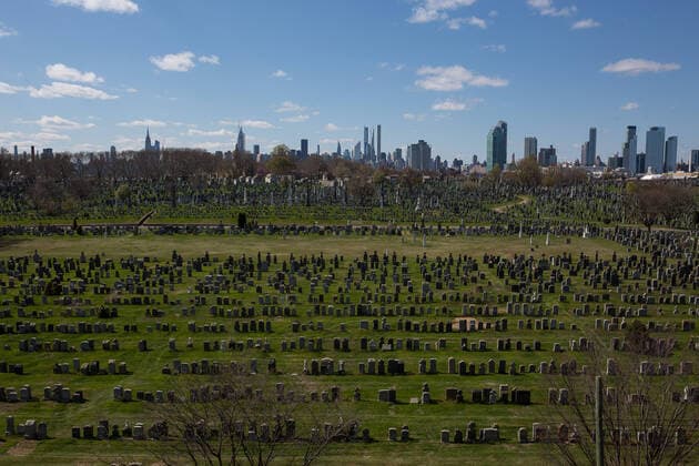 News Themen der Woche KW15 News Bilder des Tages (200411) -- NEW YORK, April 11, 2020 (Xinhua) -- Photo taken on April 11, 2020 shows the Calvary Cemetery, which is closed to visitors due to the coronavirus pandemic, in Queens of New York, the United States. The total number of deaths due to COVID-19 in the United States topped 20,000 Saturday afternoon, according to data compiled by the Center for Systems Science and Engineering (CSSE) at Johns Hopkins University. (Photo by Michael Nagle Xinhua) U.S.-NEW YORK-COVID-19-DEATH TOLL 