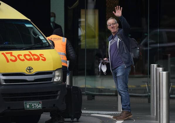 AUSTRALIA CORONAVIRUS COVID-19, A man reacts as he leaves the Crown Promenade Hotel after spending two weeks in forced quarantine in Melbourne, Sunday, April 12, 2020. Health authorities will stagger the release throughout the day of the international arrivals who have completed their mandatory isolation period. A shutdown of non-essential services is in effect Australia wide in a bid to slow the spread of the coronavirus (COVID-19) disease. ( NO ARCHIVING, EDITORIAL USE ONLY, NO USE IN BOOKS WITHOUT CONSENT MELBOURNE VIC AUSTRALIA  Copyright: xSCOTTxBARBOURx 20200412001463140820