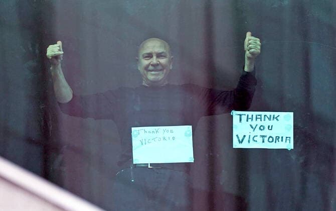 News Bilder des Tages AUSTRALIA CORONAVIRUS COVID-19, A man gestures from his hotel room as he prepares to leave the Crown Promenade Hotel after spending two weeks in forced quarantine in Melbourne, Sunday, April 12, 2020. Health authorities will stagger the release throughout the day of the international arrivals who have completed their mandatory isolation period. A shutdown of non-essential services is in effect Australia wide in a bid to slow the spread of the coronavirus (COVID-19) disease. ( NO ARCHIVING, EDITORIAL USE ONLY, NO USE IN BOOKS WITHOUT CONSENT MELBOURNE VIC AUSTRALIA  Copyright: xSCOTTxBARBOURx 20200412001463141430