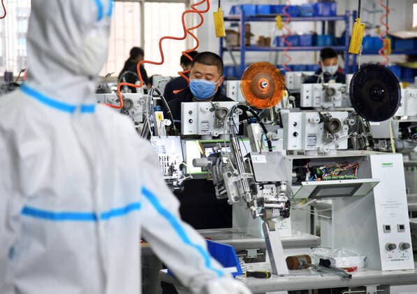 (200412) -- QINGDAO, April 12, 2020 -- Workers work overtime to produce seam sealing equipment for protective clothes at the workshop of Nawon Machinery Co., Ltd. in Jimo District of Qingdao, east China s Shandong Province, April 11, 2020. Since its resumption of production on Feb. 7, the South Korea-invested Nawon Machinery Co., Ltd. has been producing at full speed the seam sealing equipment for protective clothes, a necessary but not mass produced equipment which has been in short supply due to the worldwide spread of the COVID-19 pandemic. ) CHINA-QINGDAO-COVID-19-SOUTH KOREAN COMPANY-SEAM SEALING EQUIPMENT-PRODUCTION (CN) LixZiheng 