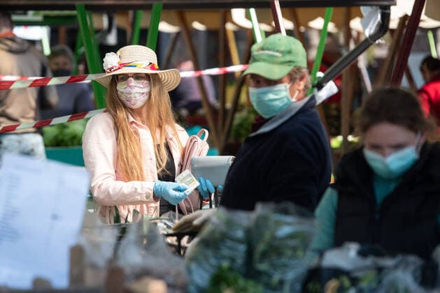 Coronavirus in Slowenien, Eindrücke aus Maribor April 11, 2020, Maribor, Slovenia: A woman wearing a face mask as a preventive measure against the spread of coronavirus buys fresh vegetables at a market in Maribor. .Due to the spread of the new coronavirus, the market is opened only on Wednesday, Friday and Saturday. Maribor Slovenia - ZUMAs197 20200411_zaa_s197_155 Copyright: xMilosxVujinovicx