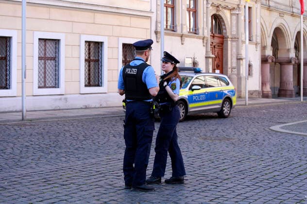 In Görlitz, the police checks compliance with the general order There was an internet call for a demonstration to clarify the true circumstances of CoVid 19 Görlitz, 11 04 2020 Foto:xM.xWehnertx xFuturexImage