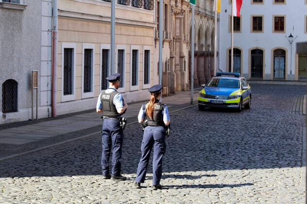 In Görlitz, the police checks compliance with the general order There was an internet call for a demonstration to clarify the true circumstances of CoVid 19 Görlitz, 11 04 2020 Foto:xM.xWehnertx xFuturexImage