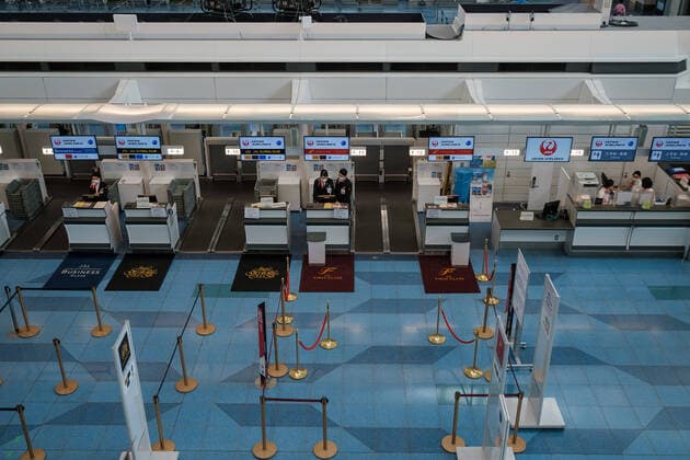 Coronavirus in Japan, Eindrücke vom Flughafen Tokio-Haneda JAL Lines ground staff wait for customers at counters on the departures floor at Tokyo International Airport at Haneda in Tokyo, Japan, 12 April 2020. Japanese Prime Minister Shinzo Abe declared a state of emergency for at least one month amid an increase of coronavirus and COVID-19 infection cases. April 12, 2020  (125267535)