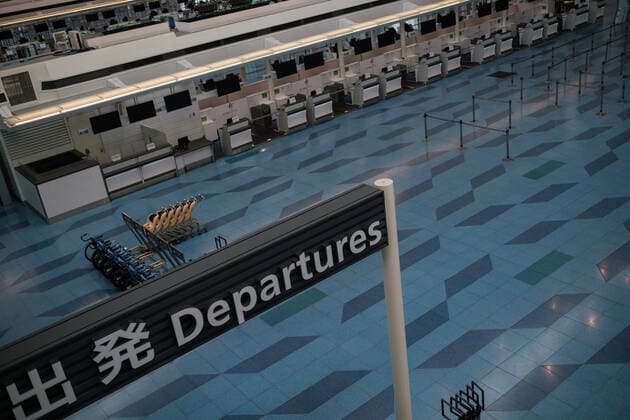 Coronavirus in Japan, Eindrücke vom Flughafen Tokio-Haneda Closed check in counters on the departures floor at Tokyo International Airport at Haneda in Tokyo, Japan, 12 April 2020. Japanese Prime Minister Shinzo Abe declared a state of emergency for at least one month amid an increase of coronavirus and COVID-19 infection cases. April 12, 2020  (125267542)