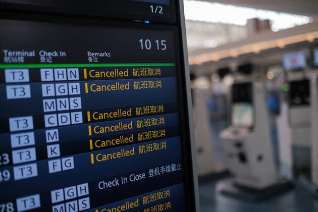 Coronavirus in Japan, Eindrücke vom Flughafen Tokio-Haneda A screen shows cancelled flight on the departures floor at Tokyo International Airport at Haneda in Tokyo, Japan, 12 April 2020. Japanese Prime Minister Shinzo Abe declared a state of emergency for at least one month amid an increase of coronavirus and COVID-19 infection cases. April 12, 2020  (125267544)
