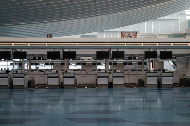 Coronavirus in Japan, Eindrücke vom Flughafen Tokio-Haneda Closed check in counters on the departures floor at Tokyo International Airport at Haneda in Tokyo, Japan, 12 April 2020. Japanese Prime Minister Shinzo Abe declared a state of emergency for at least one month amid an increase of coronavirus and COVID-19 infection cases. April 12, 2020  (125267548)