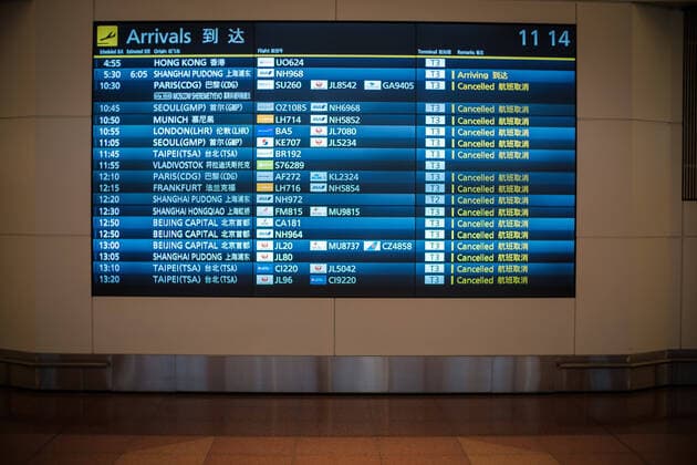 Coronavirus in Japan, Eindrücke vom Flughafen Tokio-Haneda A screen shows cancelled flights on the arrival floor at Tokyo International Airport at Haneda in Tokyo, Japan, 12 April 2020. Japanese Prime Minister Shinzo Abe declared a state of emergency for at least one month amid an increase of coronavirus and COVID-19 infection cases. April 12, 2020  (125267570)