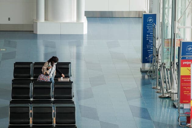 Coronavirus in Japan, Eindrücke vom Flughafen Tokio-Haneda A woman sit on a seat on the departures floor at Tokyo International Airport at Haneda in Tokyo, Japan, 12 April 2020. Japanese Prime Minister Shinzo Abe declared a state of emergency for at least one month amid an increase of coronavirus and COVID-19 infection cases. April 12, 2020  (125267578)