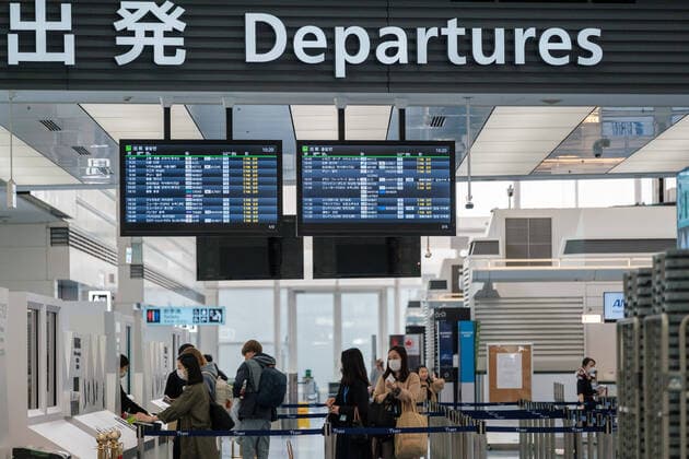 Coronavirus in Japan, Eindrücke vom Flughafen Tokio-Haneda Few passengers walk to access the security check area on the departures floor at Tokyo International Airport at Haneda in Tokyo, Japan, 12 April 2020. Japanese Prime Minister Shinzo Abe declared a state of emergency for at least one month amid an increase of coronavirus and COVID-19 infection cases. April 12, 2020  (125267579)