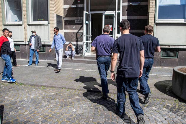 11 04 2020, DU Duisburg , At least one person in the refugee accommodation on Memelstraße in Neudorf tested positive for coronavirus , Social welfare office and fire brigade with a large number of people on site , all residents are now being tested