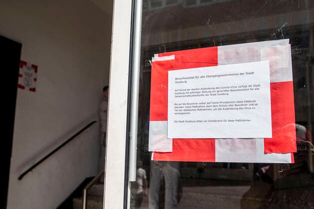 11 04 2020, DU Duisburg , At least one person in the refugee accommodation on Memelstraße in Neudorf tested positive for coronavirus , Social welfare office and fire brigade with a large number of people on site , all residents are now being tested