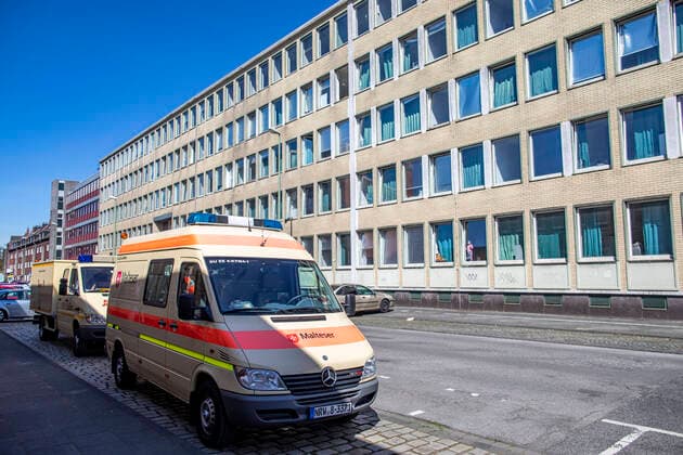 11 04 2020, DU Duisburg , At least one person in the refugee accommodation on Memelstraße in Neudorf tested positive for coronavirus , Social welfare office and fire brigade with a large number of people on site , all residents are now being tested