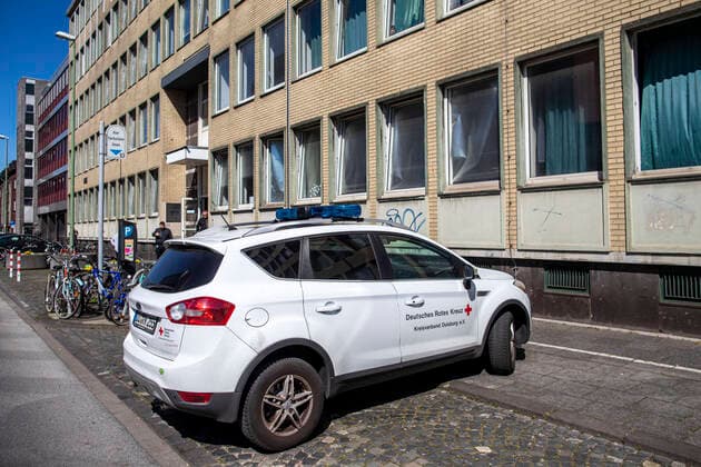 11 04 2020, DU Duisburg , At least one person in the refugee accommodation on Memelstraße in Neudorf tested positive for coronavirus , Social welfare office and fire brigade with a large number of people on site , all residents are now being tested