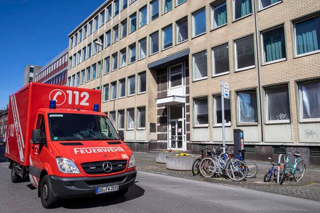 11 04 2020, DU Duisburg , At least one person in the refugee accommodation on Memelstraße in Neudorf tested positive for coronavirus , Social welfare office and fire brigade with a large number of people on site , all residents are now being tested