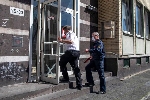 11 04 2020, DU Duisburg , At least one person in the refugee accommodation on Memelstraße in Neudorf tested positive for coronavirus , Social welfare office and fire brigade with a large number of people on site , all residents are now being tested