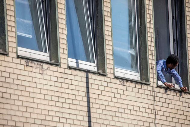 11 04 2020, DU Duisburg , At least one person in the refugee accommodation on Memelstraße in Neudorf tested positive for coronavirus , Social welfare office and fire brigade with a large number of people on site , all residents are now being tested