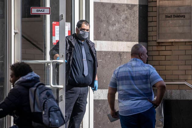 11 04 2020, DU Duisburg , At least one person in the refugee accommodation on Memelstraße in Neudorf tested positive for coronavirus , Social welfare office and fire brigade with a large number of people on site , all residents are now being tested