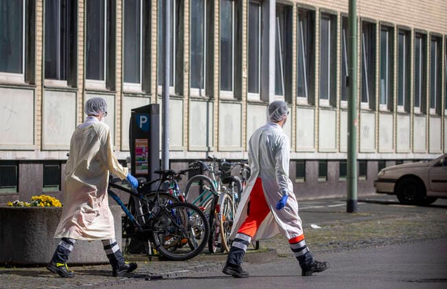 11 04 2020, DU Duisburg , At least one person in the refugee accommodation on Memelstraße in Neudorf tested positive for coronavirus , Social welfare office and fire brigade with a large number of people on site , all residents are now being tested