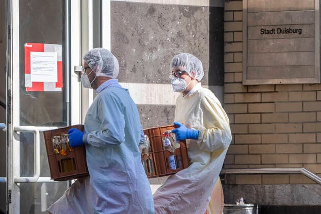 11 04 2020, DU Duisburg , At least one person in the refugee accommodation on Memelstraße in Neudorf tested positive for coronavirus , Social welfare office and fire brigade with a large number of people on site , all residents are now being tested