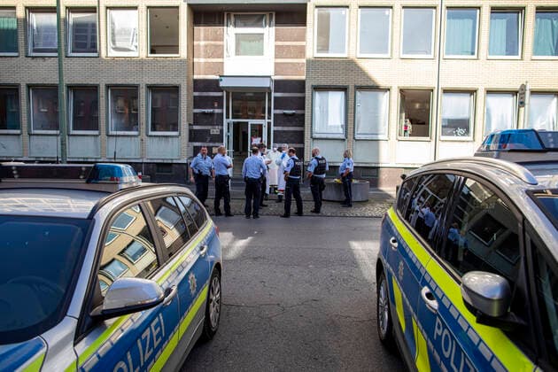 11 04 2020, DU Duisburg , At least one person in the refugee accommodation on Memelstraße in Neudorf tested positive for corona virus , Social welfare office and fire brigade with a large contingent on site , all residents are now being tested In the afternoon the police and public order office arrive , some residents refuse to be tested and are to be mov