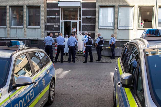 11 04 2020, DU Duisburg , At least one person in the refugee accommodation on Memelstraße in Neudorf tested positive for corona virus , Social welfare office and fire brigade with a large contingent on site , all residents are now being tested In the afternoon the police and public order office arrive , some residents refuse to be tested and are to be mov