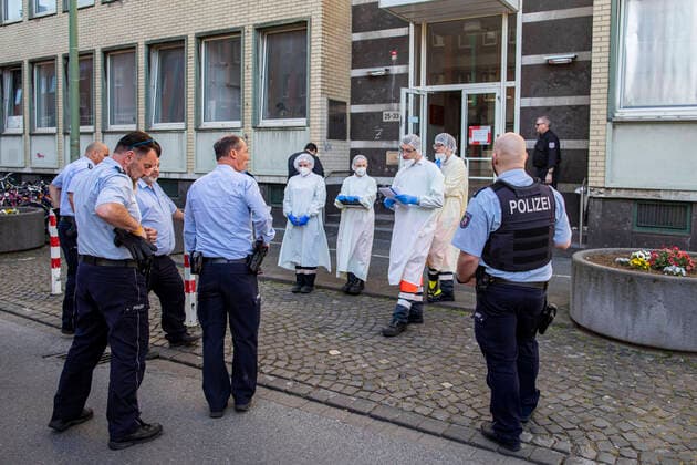 11 04 2020, DU Duisburg , At least one person in the refugee accommodation on Memelstraße in Neudorf tested positive for corona virus , Social welfare office and fire brigade with a large contingent on site , all residents are now being tested In the afternoon the police and public order office arrive , some residents refuse to be tested and are to be mov