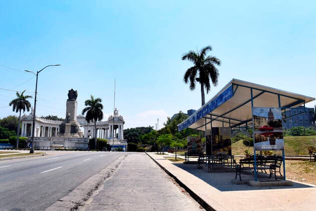 Coronavirus, Eindrücke aus Havanna, Kuba (200412) -- HAVANA, April 12, 2020 -- Photo taken on April 11, 2020 shows an empty bus station in Havana, Cuba. Cuban government started to suspend public transport since Saturday as a preventive measure against COVID-19. Cuba has taken measures such as closing borders, suspending inter-provincial transport and shutting down schools to curb the spread of the epidemic. ) CUBA-HAVANA-COVID-19 ZhuxWanjun 