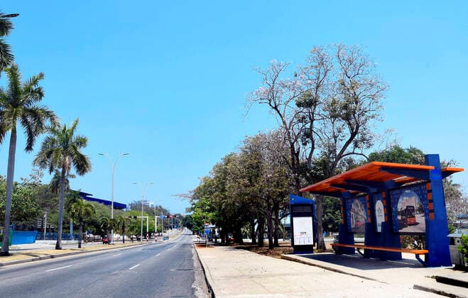 Coronavirus, Eindrücke aus Havanna, Kuba (200412) -- HAVANA, April 12, 2020 -- Photo taken on April 11, 2020 shows an empty bus station in Havana, Cuba. Cuban government started to suspend public transport since Saturday as a preventive measure against COVID-19. Cuba has taken measures such as closing borders, suspending inter-provincial transport and shutting down schools to curb the spread of the epidemic. ) CUBA-HAVANA-COVID-19 ZhuxWanjun 