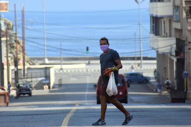 Coronavirus, Eindrücke aus Havanna, Kuba (200412) -- HAVANA, April 12, 2020 -- A man wearing a mask is seen on the street in Havana, Cuba, April 11, 2020. Cuban government started to suspend public transport since Saturday as a preventive measure against COVID-19. Cuba has taken measures such as closing borders, suspending inter-provincial transport and shutting down schools to curb the spread of the epidemic. ) CUBA-HAVANA-COVID-19 ZhuxWanjun 