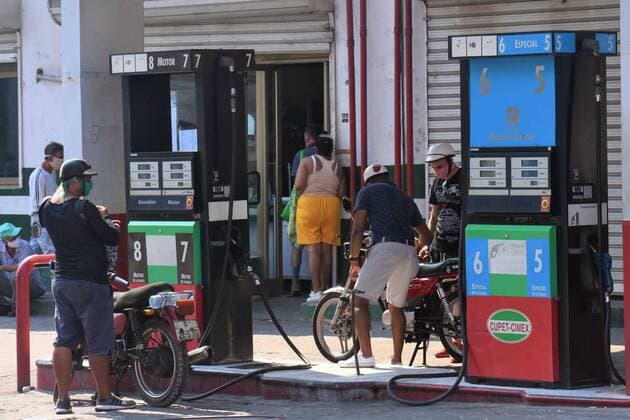 Coronavirus, Eindrücke aus Havanna, Kuba (200412) -- HAVANA, April 12, 2020 -- People wearing masks are seen on the street in Havana, Cuba, April 11, 2020. Cuban government started to suspend public transport since Saturday as a preventive measure against COVID-19. Cuba has taken measures such as closing borders, suspending inter-provincial transport and shutting down schools to curb the spread of the epidemic. ) CUBA-HAVANA-COVID-19 ZhuxWanjun 