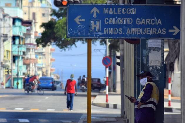 Coronavirus, Eindrücke aus Havanna, Kuba (200412) -- HAVANA, April 12, 2020 -- People wearing masks are seen on the street in Havana, Cuba, April 11, 2020. Cuban government started to suspend public transport since Saturday as a preventive measure against COVID-19. Cuba has taken measures such as closing borders, suspending inter-provincial transport and shutting down schools to curb the spread of the epidemic. ) CUBA-HAVANA-COVID-19 ZhuxWanjun 
