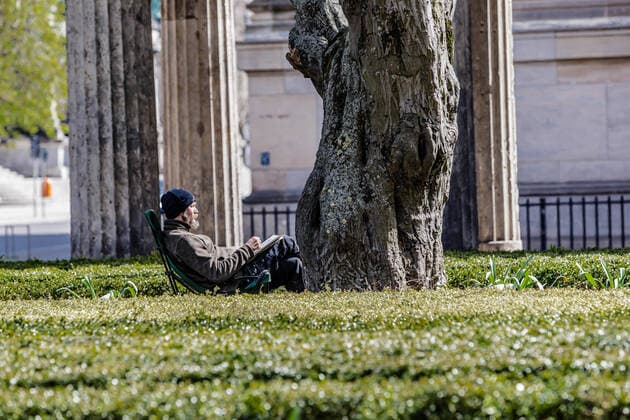 (200412) -- BERLIN, April 12, 2020 (Xinhua) -- A man draws a picture in front of the Alte Nationalgalerie (Old National Gallery) in Berlin, capital of Germany, April 11, 2020. According to the Robert Koch Institute, almost 120,000 people in Germany have tested positive for the coronavirus, and more than 2,500 have died as of Friday midnight. (Photo by Binh Truong Xinhua) GERMANY-BERLIN-COVID-19 
