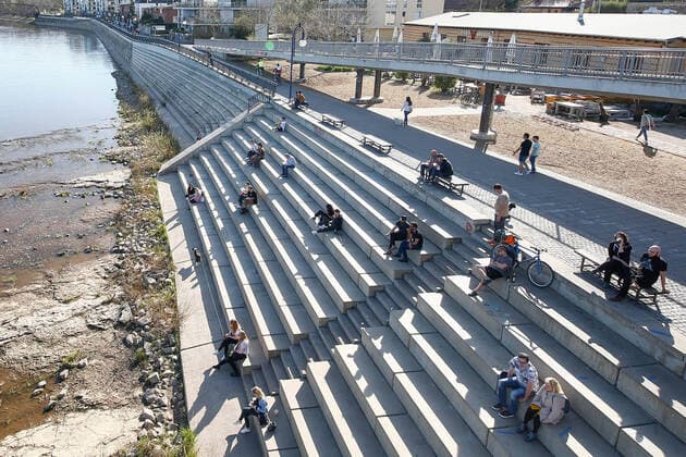 11 04 2020, xtgx, Effects of the Corona Virus in Magdeburg, People sitting at a great distance on the stairs at the Cathedral Rock, symbolic photo, symbolic picture, no contact, distance, distance, social distancing Magdeburg