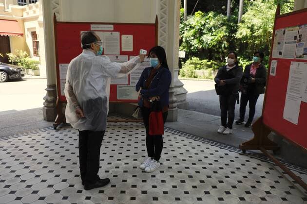 Coronavirus, Eindrücke aus Hongkong April 12, 2020, Hong Kong, CHINA: A few Christian faithfuls, most of them Philippines domestic helpers, receiving thermo-check before they are allowed into a local Cathedral just to offer a prayer on Easter Sunday.April-12,2020 Hong Kong.ZUMA Hong Kong CHINA - ZUMAl137 20200412_zap_l137_001 Copyright: xLiauxChung-renx