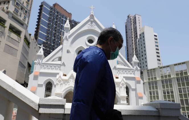 Coronavirus, Eindrücke aus Hongkong April 12, 2020, Hong Kong, CHINA: A masked man walk past Church of the Immaculate Conception on Easter Sunday. All Christian Catholic Masses are cancelled throughout the diocese as non- stoppable spreading of coronavirus continue to threat Hong Kong citizens.April-12,2020 Hong Kong.ZUMA Hong Kong CHINA - ZUMAl137 20200412_zap_l137_007 Copyright: xLiauxChung-renx