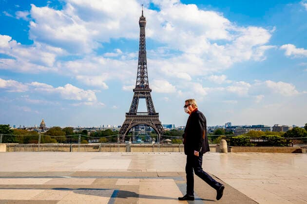 Coronavirus in Frankreich, Eindrücke vom Eiffelturm in Paris April 11, 2020, Paris, France: A man wearing a protective mask walks along the TrocadÃ ro site amid coronavirus lockdown in Paris..France has confirmed 129,654 coronavirus cases, 13,832 deaths and 26,391 recovered cases. Paris France - ZUMAs197 20200411_zaa_s197_195 Copyright: xNielsxWenstedtx