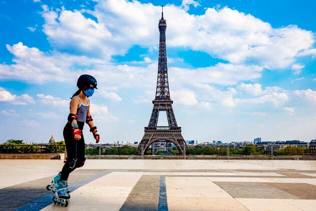 Coronavirus in Frankreich, Eindrücke vom Eiffelturm in Paris April 11, 2020, Paris, France: A woman skating along the TrocadÃ ro site amid coronavirus lockdown in Paris..France has confirmed 129,654 coronavirus cases, 13,832 deaths and 26,391 recovered cases. Paris France - ZUMAs197 20200411_zaa_s197_196 Copyright: xNielsxWenstedtx