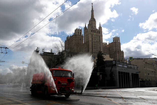 Coronavirus in Russland, DesinfektionsmaÃŸnahmen in Moskau MOSCOW, RUSSIA - APRIL 12, 2020: A street washing vehicle disinfecting a street with a special solution recommended by the Russian Federal Service for Surveillance on Consumer Rights Protection and Human Wellbeing (Rospotrebnadzor) amid the COVID-19 coronavirus pandemic. According to the Rospotrebnadzor 3893 cases of the novel coronavirus have been registered in Moscow. Sergei Savostyanov TASS  TS0D566A