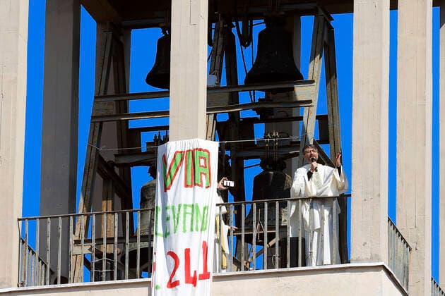 Coronavirus in Italien, Priester Maurizio Mirilli feiert Messe von einem Glockenturm in Rom Rome April 12th 2020. Due to the coronavirus emergency, Easter celebrations are forbidden all over Italy. Don Maurizio Mirilli, a catholic priest of the church of Santissimo Sacramento, situated in south-east part of Rome, celebrates the mass from the bell tower while the faithfuls follow the mass from balconies. Photo Samantha Zucchi Insidefoto SamanthaxZucchi
