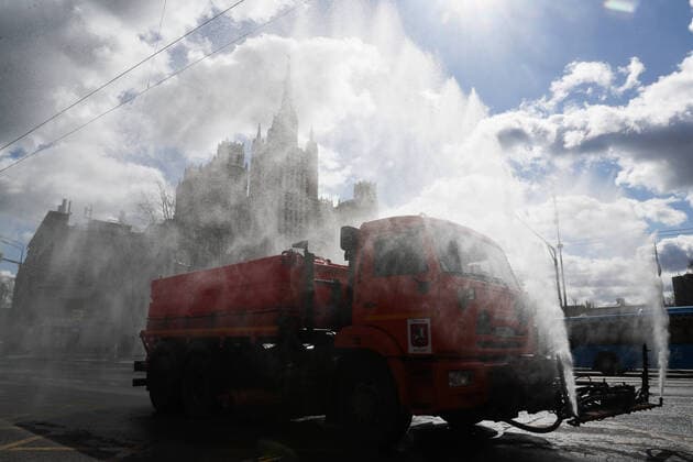 Coronavirus in Russland, DesinfektionsmaÃŸnahmen in Moskau MOSCOW, RUSSIA - APRIL 12, 2020: A street washing vehicle disinfecting a street with a special solution recommended by the Russian Federal Service for Surveillance on Consumer Rights Protection and Human Wellbeing (Rospotrebnadzor) amid the COVID-19 coronavirus pandemic. According to the Rospotrebnadzor 3893 cases of the novel coronavirus have been registered in Moscow. Sergei Savostyanov TASS  TS0D5686