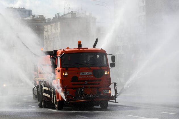 Coronavirus in Russland, DesinfektionsmaÃŸnahmen in Moskau MOSCOW, RUSSIA - APRIL 12, 2020: A street washing vehicle disinfecting a street with a special solution recommended by the Russian Federal Service for Surveillance on Consumer Rights Protection and Human Wellbeing (Rospotrebnadzor) amid the COVID-19 coronavirus pandemic. According to the Rospotrebnadzor 3893 cases of the novel coronavirus have been registered in Moscow. Sergei Savostyanov TASS  TS0D5689