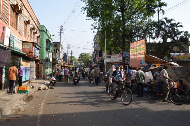 Coronavirus in Indien, Eindrücke aus Haora India: Daily life amid nationwide lockdown People shopping to acquire their food and essentials at open market on street in the third Sunday morning, the 19th day of 21 days nationwide total lockdown across India due to a measure to prevent spreading the recent Novel Coronavirus (COVID-19). Howrah West Bengal India Copyright: BiswarupxGanguly