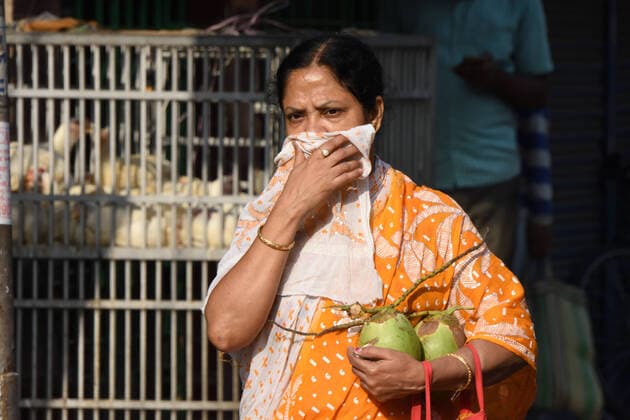 Coronavirus in Indien, Eindrücke aus Haora India: Daily life amid nationwide lockdown A woman shopping to acquire food and essentials at open market on street in the third Sunday morning, the 19th day of 21 days nationwide total lockdown across India due to a measure to prevent spreading the recent Novel Coronavirus (COVID-19). Howrah West Bengal India Copyright: BiswarupxGanguly
