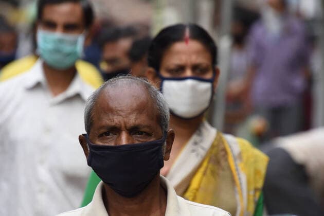 Coronavirus in Indien, Eindrücke aus Haora India: Daily life amid nationwide lockdown People cover mask on go to acquire their food and essentials at open market on street in the third Sunday morning, the 19th day of 21 days nationwide total lockdown across India due to a measure to prevent spreading the recent Novel Coronavirus (COVID-19). Howrah West Bengal India Copyright: BiswarupxGanguly